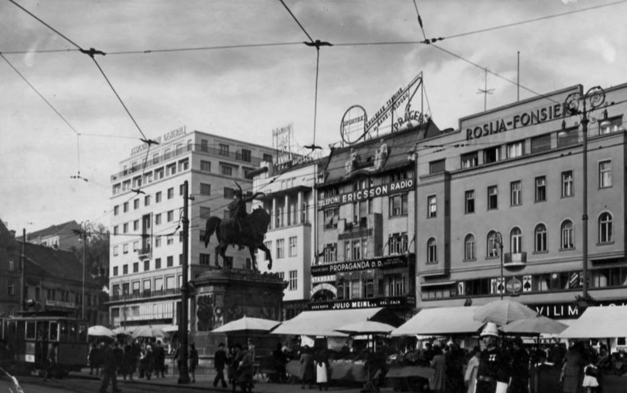 Trg bana Jelačića 1930-ih godna. Spomenik banu